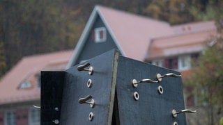 Mahnmal an der ehemaligen Odenwaldschule aus Türen mit unerreichbar hohen Türklinken 