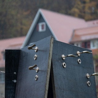 Mahnmal an der ehemaligen Odenwaldschule aus Türen mit unerreichbar hohen Türklinken 