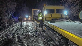 Abschleppwagen auf schneebedeckter Fahrbahn