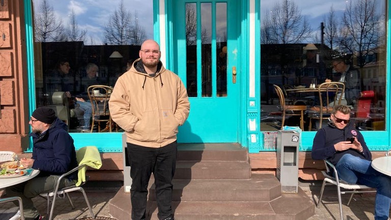 Gastronom Marco Renic vor dem Kaffeehaus in Schwetzingen