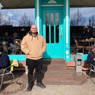 Gastronom Marco Renic vor dem Kaffeehaus in Schwetzingen 