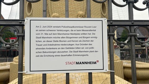 Eine provisorische Gedenktafel mit Text über den Mord an Rouven Laur