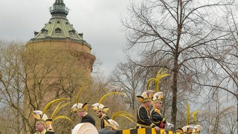 Mannheimer Narren feiern - jedenfalls vor der Corona-Pandemie - beim großen Umzug