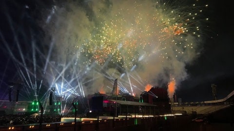 Feuerwerk vor Nachthimmel