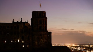 Das Heidelberger Schloss im Dunkeln - man sieht nur noch die Silhouette