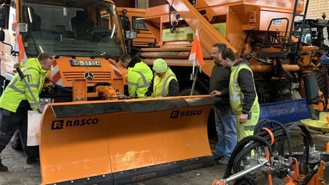 Der Winterdienst bereitet die Einsatzfahrzeuge vor