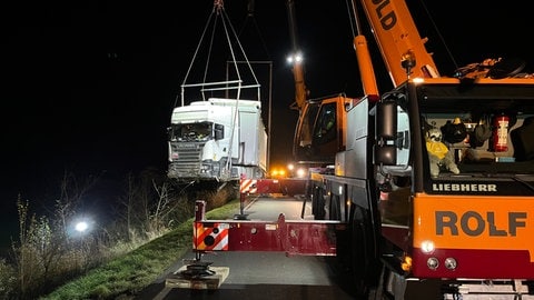 Verunglückter Lkw in Limbach wird geborgen