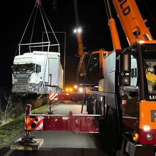 Verunglückter Lkw in Limbach wird geborgen