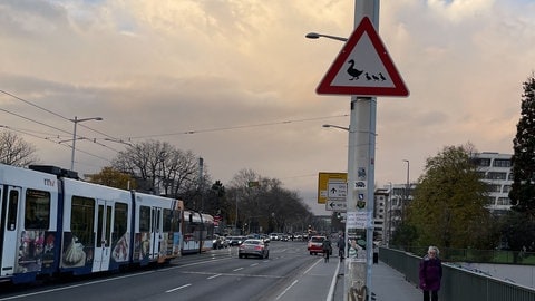 Das Schild hängt an der Ernst-Walz-Brücke.