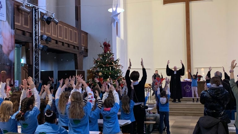 Die Kinder singen in der Kindervesperkirche.