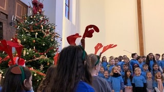 Die Kinder singen bei der Eröffnung der KinderVesperkirche