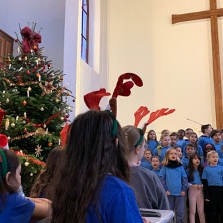 Die Kinder singen bei der Eröffnung der KinderVesperkirche