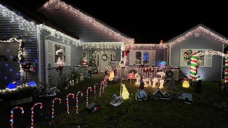 Beleuchtetes und dekoriertes Weihnachtshaus in Walldürn