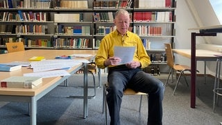 Der Seniorstudent Kurt Schuhmacher in der Bibliothek der Germanistik