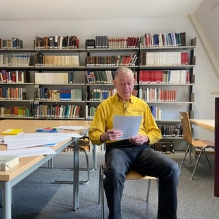 Der Seniorstudent Kurt Schuhmacher in der Bibliothek der Germanistik