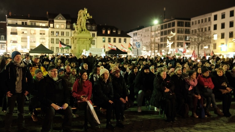 Menschen bei Kundgebung in Mannheim