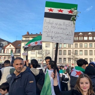 Feiernde Syrer am Markplatz