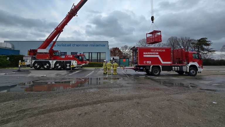 Feuerwehrfahrzeuge vor Miramar in Weinheim