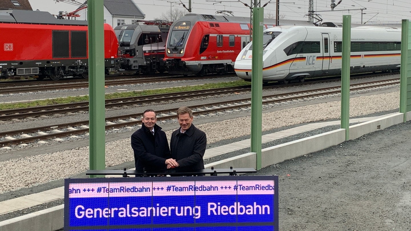 Bundesverkehrsminister Volker Wissing und Bahnchef Richard Lutz drücken den Startknopf für die Riedbahn