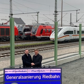 Bundesverkehrsminister Volker Wissing und Bahnchef Richard Lutz drücken den Startknopf für die Riedbahn 