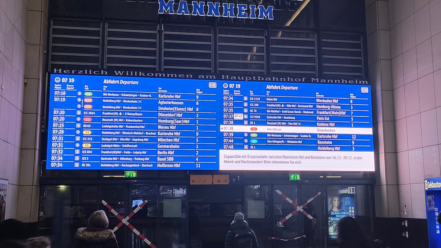 Anzeigetafel im Mannheimer Hauptbahnhof