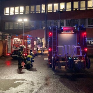 Feuerwehrleute vor Klinikgebäude