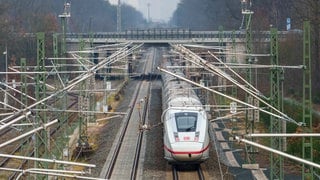 Ein ICE rollt auf der Riedbahnstrecke Richtung Frankfurt