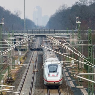 Ein ICE rollt auf der Riedbahnstrecke Richtung Frankfurt