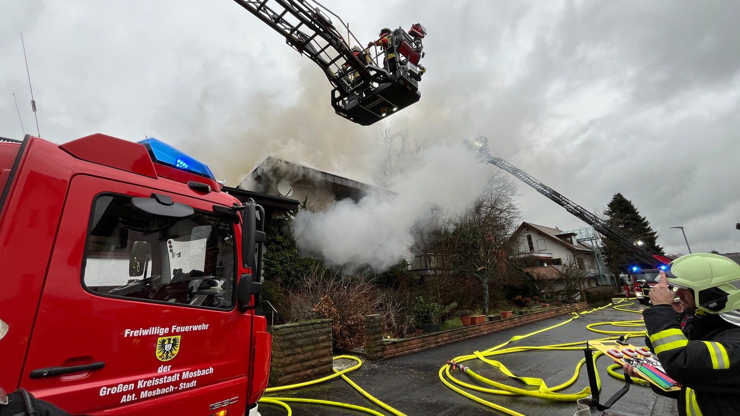 Feuerwehr bekämpft Brand eines Einfamilienhauses in Limbach