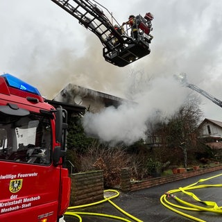 Feuerwehr bekämpft Brand eines Einfamilienhauses in Limbach