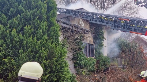 Feuerwehr bei Löscharbeiten 