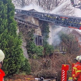 Feuerwehr bei Löscharbeiten 