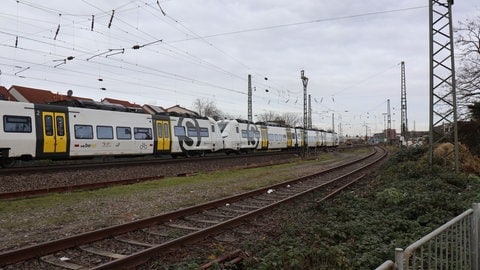 S-Bahn steht auf Bahnstrecke wegen Oberleitungsschaden