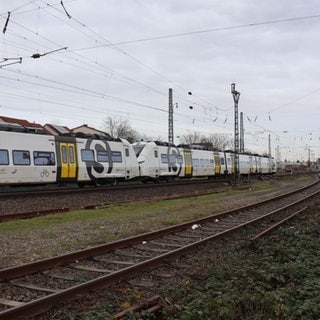 S-Bahn steht auf Bahnstrecke wegen Oberleitungsschaden