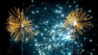 Raketenfeuerwerk im Nachthimmel