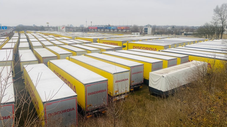 150 gelbe Lastwagen einer bulgarischen Spedition sind über die Weihnachtsfeiertage und Ferien auf dem Maimarkt-Gelände in Mannheim abgestellt