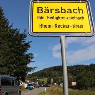 Polizisten sind im Einsatz im Ortsteil Bärsbach. Nach einer möglichen Schussabgabe auf die Polizei rückten die Beamten zu einem Großeinsatz in die Gemeinde im Rhein-Neckar-Kreis aus. Die Hintergründe waren zunächst unklar.