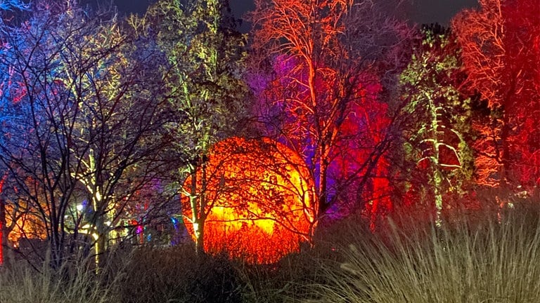 Ein leuchtend roter Feuerball erinnert an die Sonne.