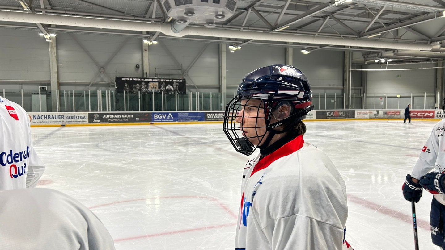 Max Herzog auf dem Eis in Hockey-Ausrüstung