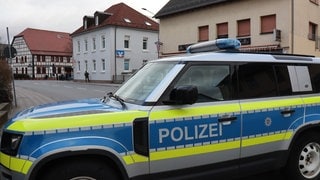 Großeinsatz von Polizei und einem Spezial-Einsatzkräften in Rimbach. Eine Volksbank-Filiale ist umstellt.