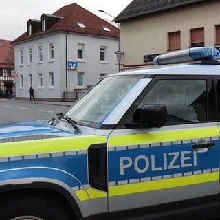 Großeinsatz von Polizei und einem Spezial-Einsatzkräften in Rimbach. Eine Volksbank-Filiale ist umstellt.