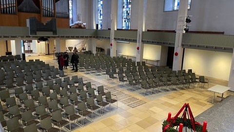 Foto zeigt den Innenraum der CityKirche Konkordien.  Seit dem Umbau gibt es keine Sitzbänke mehr und der Boden wurde begradigt. Jetzt bietet sie mehr Platz und ist flexibler nutzbar. 