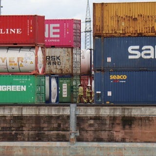 Einsatzkräfte überprüfen eine Leckage im Mannheimer Hafen