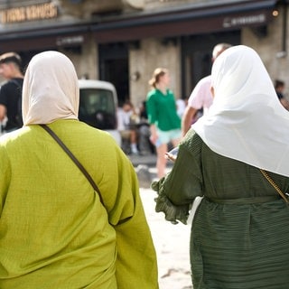 Frauen in einer Fußgängerzone