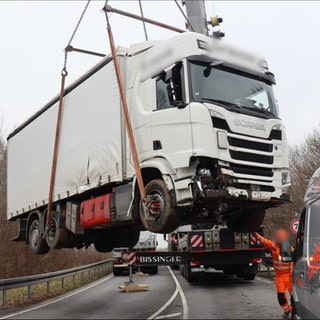 Mitarbeiter einer Spezialfirma bergen einen verunglückten Lkw. 