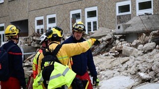 Symbolbild: Feuerwehrleute bei der Großübung "Magnitude" auf dem ehemaligen Kasernengelände in Mosbach.