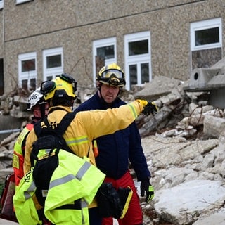 Symbolbild: Feuerwehrleute bei der Großübung "Magnitude" auf dem ehemaligen Kasernengelände in Mosbach.