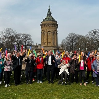 Mannheims Oberbürgermeister Christian Specht (Mitte) und Seniorentag-Botschafter Franz Müntefering (links) vor dem Wasserturm in Mannheim