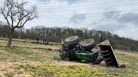 Verunglückter Schlepper bei Neckarzimmern (Neckar-Odenwald-Kreis)