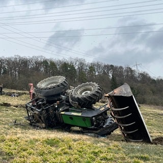 Verunglückter Schlepper bei Neckarzimmern (Neckar-Odenwald-Kreis)